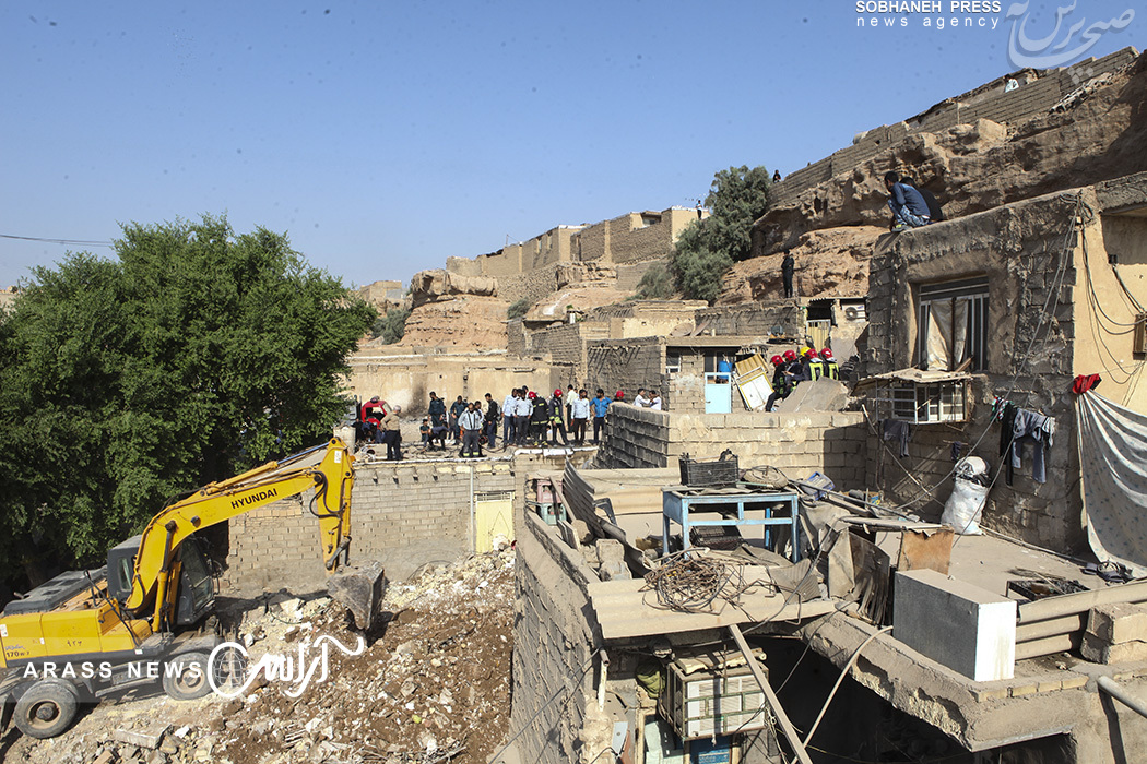 گزارش تصویری : حادثه سقوط صخره بر روی منازل مسکونی در منبع آب