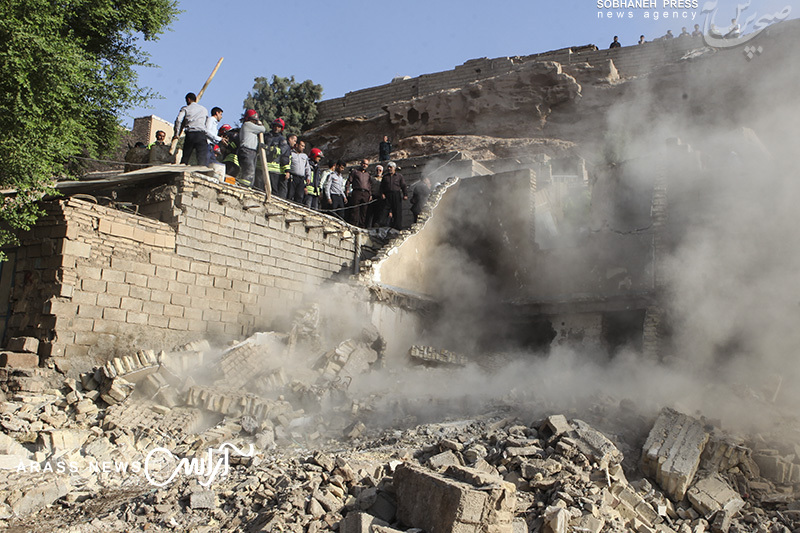 گزارش تصویری : حادثه سقوط صخره بر روی منازل مسکونی در منبع آب