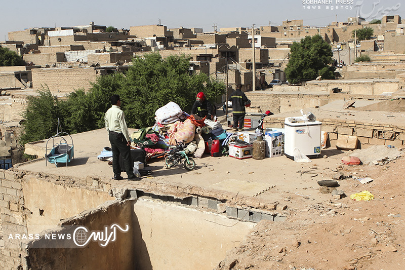 گزارش تصویری : حادثه سقوط صخره بر روی منازل مسکونی در منبع آب