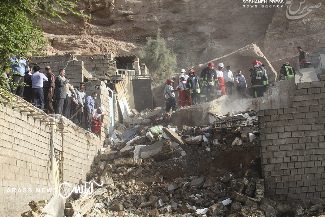 گزارش تصویری : حادثه سقوط صخره بر روی منازل مسکونی در منبع آب