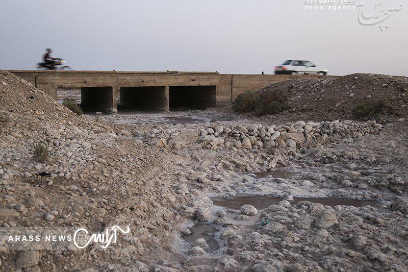 گزارش تصویری/ پسآب شور نیشکر، همه سهم تالاب شادگان / زهاب های نیشکر حیات تالاب شادگان را به شماره انداخته است
