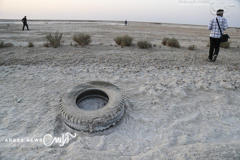 گزارش تصویری/ پسآب شور نیشکر، همه سهم تالاب شادگان / زهاب های نیشکر حیات تالاب شادگان را به شماره انداخته است