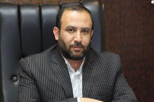 محمد جواد بچاری رییس شورای اسلامی شهر خرمشهر  با انتقاد از تاخیر صورت گرفته در صدور حکم مسعود دشت بزرگ شهردار منتخب شهر خرمشهر گفت : در جلسه ای که با دکتر شریعتی استاندار خوزستان و همچنین رایزنی هایی که با وزیر کشور در حاشیه بازدید اخیر از پایانه مرزی خرمشهر در خصوص صدور حکم شهردار منتخب خرمشهر داشتیم این امیدواری وجود دارد که طی هفته آینده شاهد ابلاغ حکم اقای دشت بزرگ شهردار منتخب خرمشهر باشیم . رییس شورای شهر اهواز در ادامه با انتقاد از برخی اظهار نظر ها در این خصوص   گفت :شورای شهر اهواز در یک فرآیند کاملا قانونی مبادرت به انتخاب شهردار خود با رای اکثریت اعضا کرده است . از مسئولان این انتظار دارد که با احترام به رای منتخبین مردم در شورای شهر و ملزومات دموکراسی هر چه سریع تر نسبت به صدور حکم شهردار منتخب خرمشهر اقدام کنند . بچاری یادآور شد : شورای شهر خرمشهر به قانون تمکین خواهد کرد . اگر شهردار منتخب صلاحیت های لازم در قانون موضوعه را ندارد این مهم به شورا ابلاغ شود .در غیر اینصورت حکم شهردار منتخب صادر شود تا شهر مظلوم خرمشهر از این وضعیت بلاتکلیفی خارج شود . رییس شورای شهر خرمشهر  گفت : شورای شهر خرمشهر به تمام الزامات قانونی در خصوص انتخاب شهردار پایبند بوده است . در این زمینه طبق قانون ابتدا مبادرت به انتخاب شهردار و سپس سرپرست شهرداری خرمشهر نمود. رییس شورای شهر خرمشهر تاکید کرد:اگر شهردار منتخب طبق قانون  فاقد صلاحیت است شورای شهر به قانون تمکین خواهد کرد در غیر اینصورت حکم شهردار منتخب را صادر شود تا دشت بزرگ کار خود را به عنوان شهردار خرمشهر آغاز کند