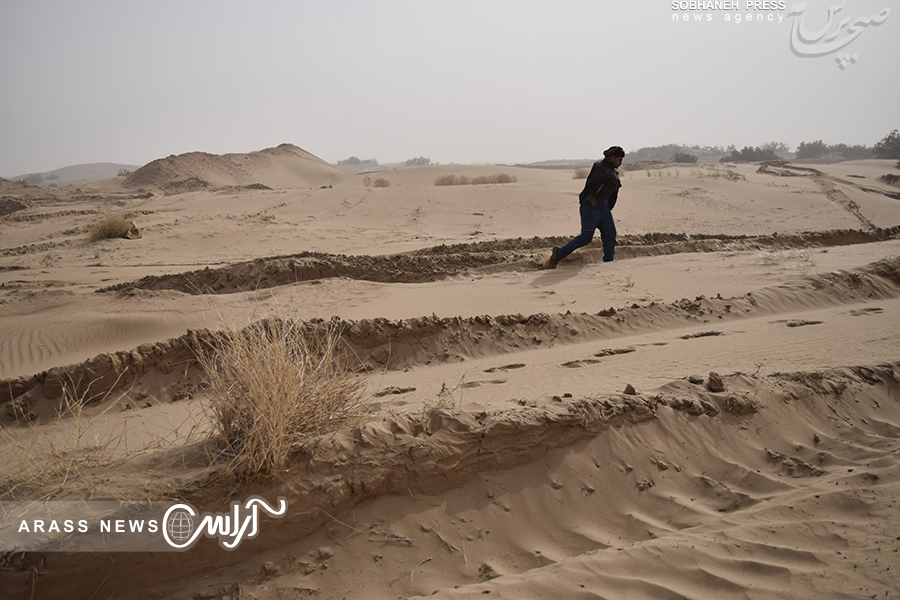 گزارش تصویری آراس از آغاز عملیات مالچ پاشی شنزارهای خوزستان