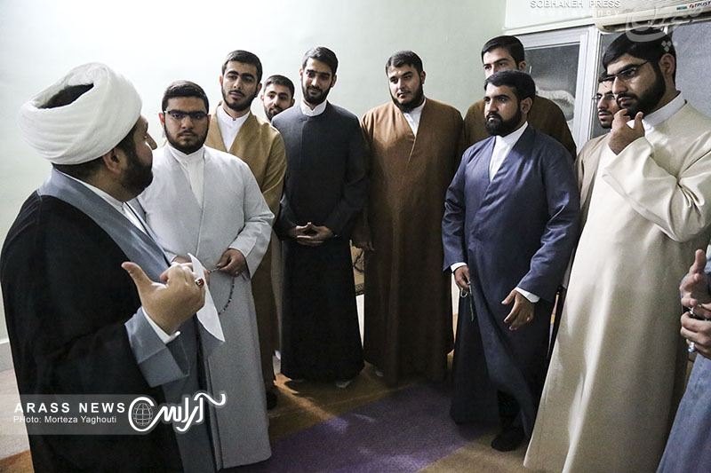 گزارش تصویری/ مراسم عمامه گذاری جمعی از طلاب حوزه علمیه امام خامنه‌ای «مدظله»