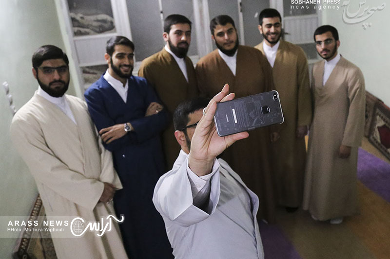 گزارش تصویری/ مراسم عمامه گذاری جمعی از طلاب حوزه علمیه امام خامنه‌ای «مدظله»