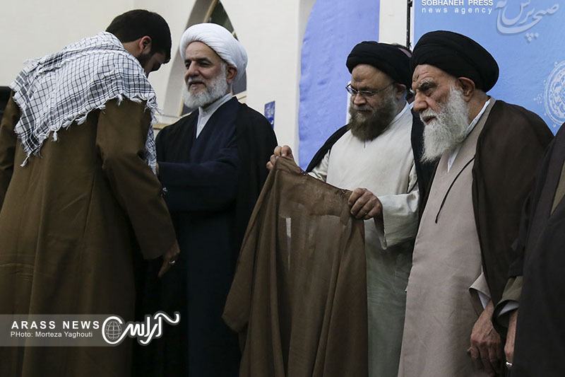 گزارش تصویری/ مراسم عمامه گذاری جمعی از طلاب حوزه علمیه امام خامنه‌ای «مدظله»