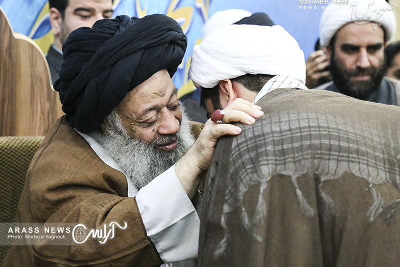 گزارش تصویری/ مراسم عمامه گذاری جمعی از طلاب حوزه علمیه امام خامنه‌ای «مدظله»