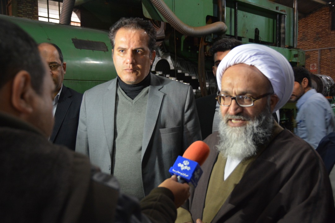 امام جمعه موقت اهواز در آيين تجليل از تلاشگران عرصه توليد در دستیابی به فن آوری ساخت لوله های پلی اتیلن در شرکت آبان بسپار: