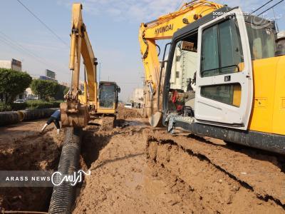 احداث ۲۱۰۰ متر خط انتقال فاضلاب و کمک به دفع آب های سطحی در خیابان انقلاب اهواز+تصاویر