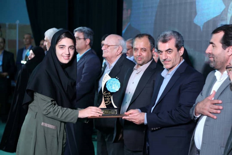 قدیر خیران مدرسه ساز از مدال آور خوزستانی/ دانش آموز خوزستانی مدال خود را به خیران مدرسه ساز اهدا کرد