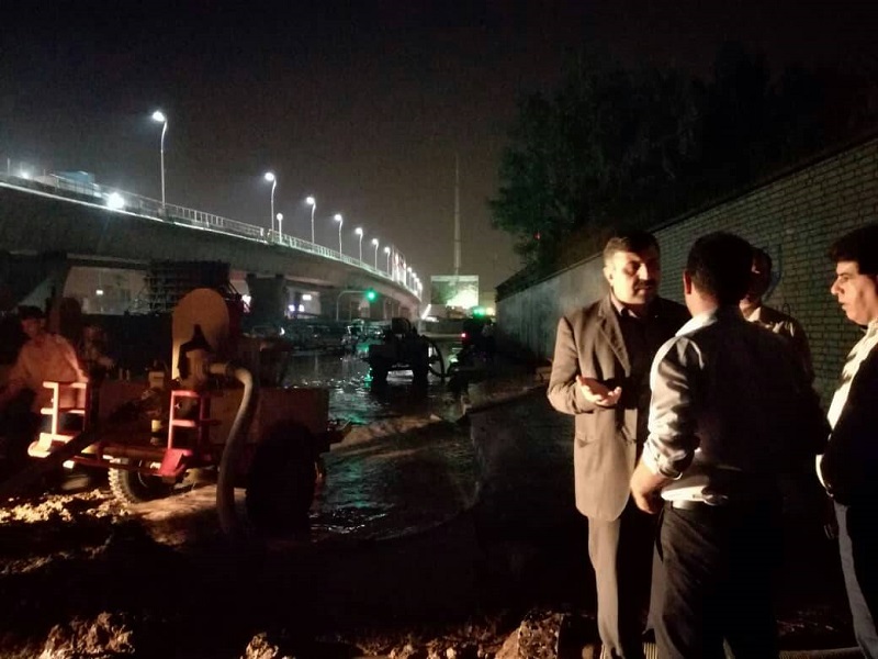 بازدید مدیر کل مدیریت بحران خوزستان از شکستگی ناگهانی خط انتقال تامین کننده آب شرق اهواز  و تعمییرات آن در محل