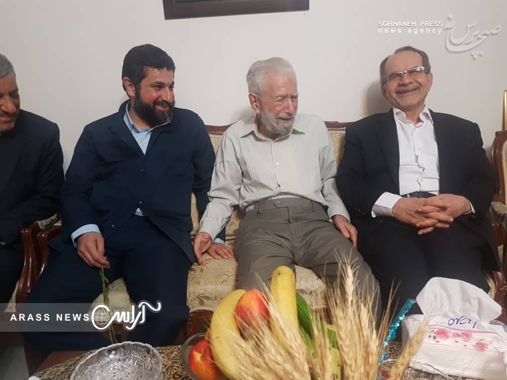 تصاویر/ عیادت دکتر شریعتی از محمد کیاوش نماینده ادوار مردم اهواز و ابادان در مجلس شورای اسلامی