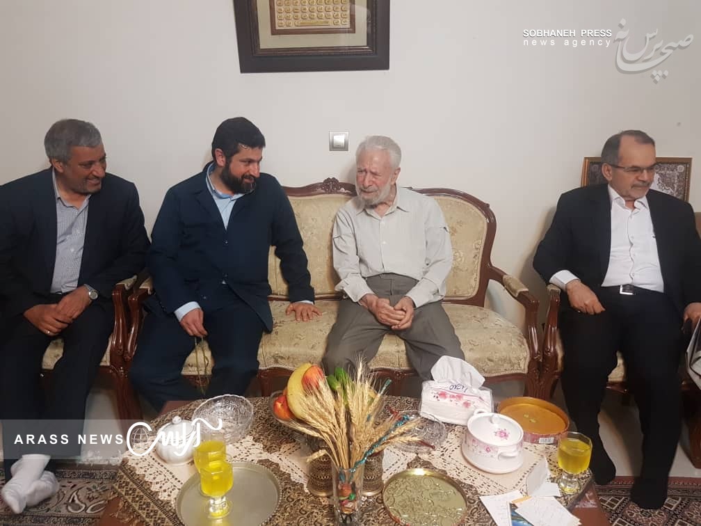 تصاویر/ عیادت دکتر شریعتی از محمد کیاوش نماینده ادوار مردم اهواز و ابادان در مجلس شورای اسلامی