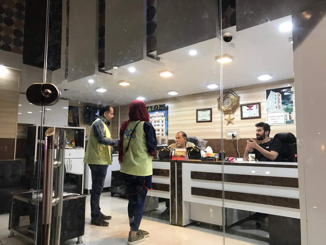 اهدای گلهای گلدانی به سالمندان توسط کارگروه میدانی سمن فانوس