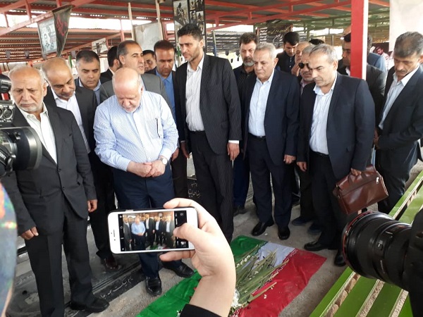 گزارش تصویری / ادای احترام وزیر نفت به شهدای حمله تروریستی اهواز