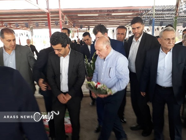 گزارش تصویری / ادای احترام وزیر نفت به شهدای حمله تروریستی اهواز