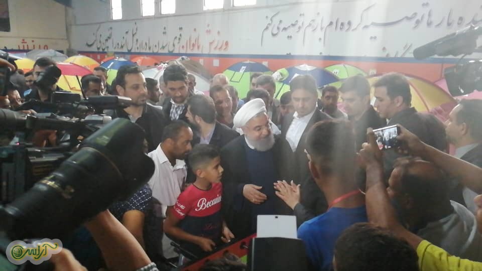 بازدید دکتر روحانی از کمپ اسکان اضطراری بخشی از سیل‌زدگان خوزستان در ورزشگاه تختی اهواز