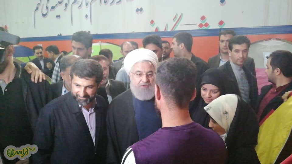 بازدید دکتر روحانی از کمپ اسکان اضطراری بخشی از سیل‌زدگان خوزستان در ورزشگاه تختی اهواز