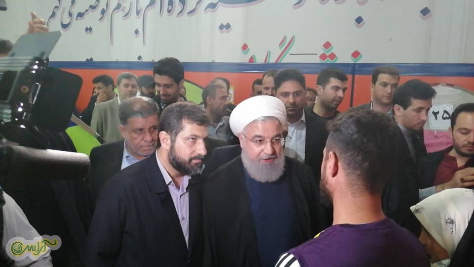 بازدید دکتر روحانی از کمپ اسکان اضطراری بخشی از سیل‌زدگان خوزستان در ورزشگاه تختی اهواز