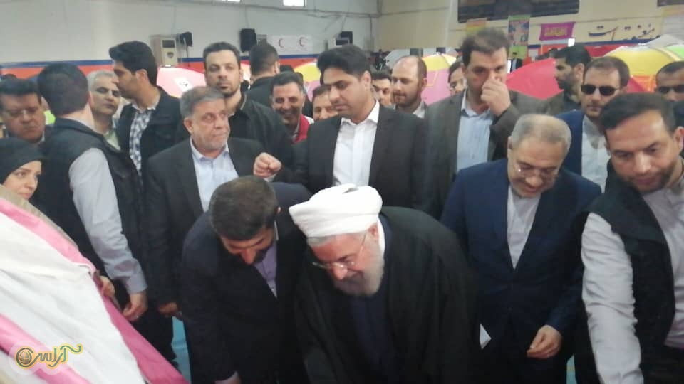 بازدید دکتر روحانی از کمپ اسکان اضطراری بخشی از سیل‌زدگان خوزستان در ورزشگاه تختی اهواز