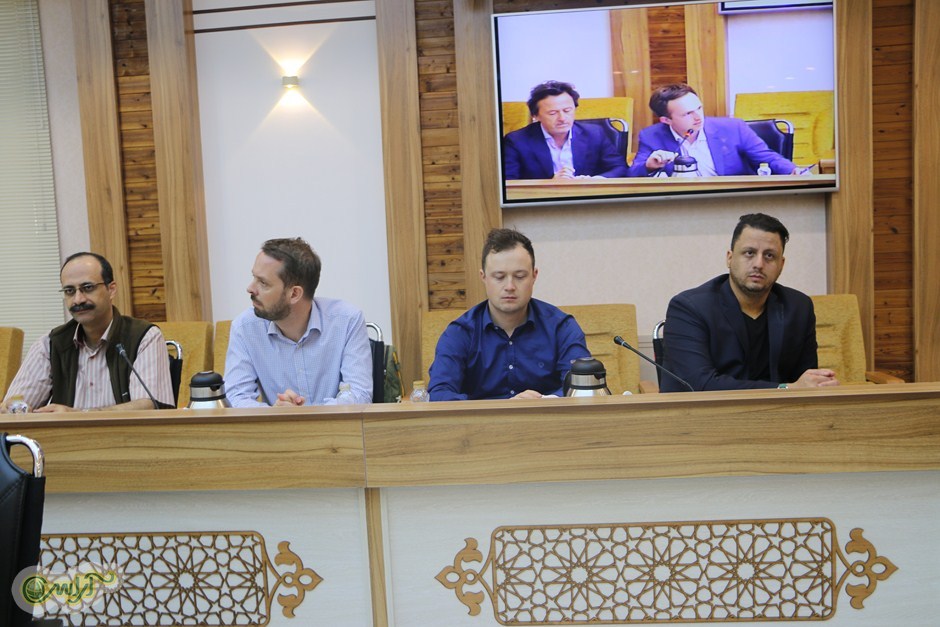 دیدار و نشست هیات ویژه سفیران اعزامی سازمان ملل متحد با استاندار خوزستان / شریعتی: بازتوانی اجتماعی و روانی زنان و کودکان سیل زده اولویت جدی دولت است