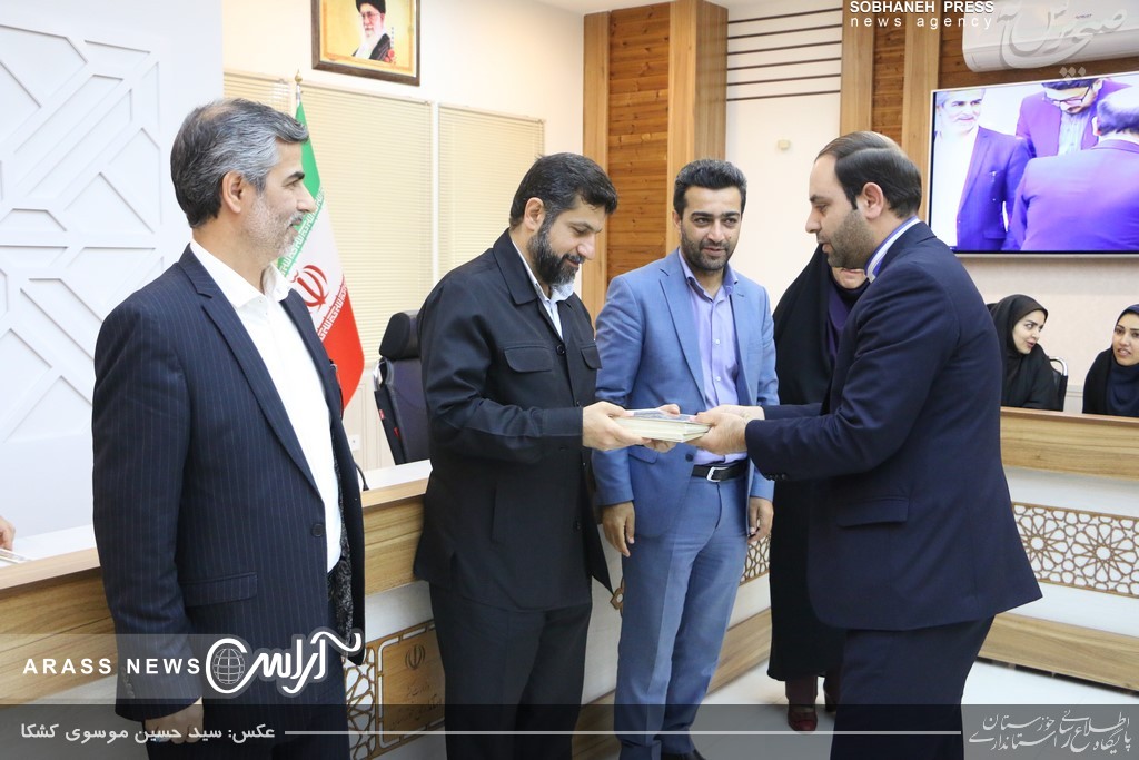 گزارش تصویری / جلسه تقدیر از نیرو های فعال روابط عمومی، حراست، امور بانوان و امور حقوقی استانداری در دوره بحران سیل