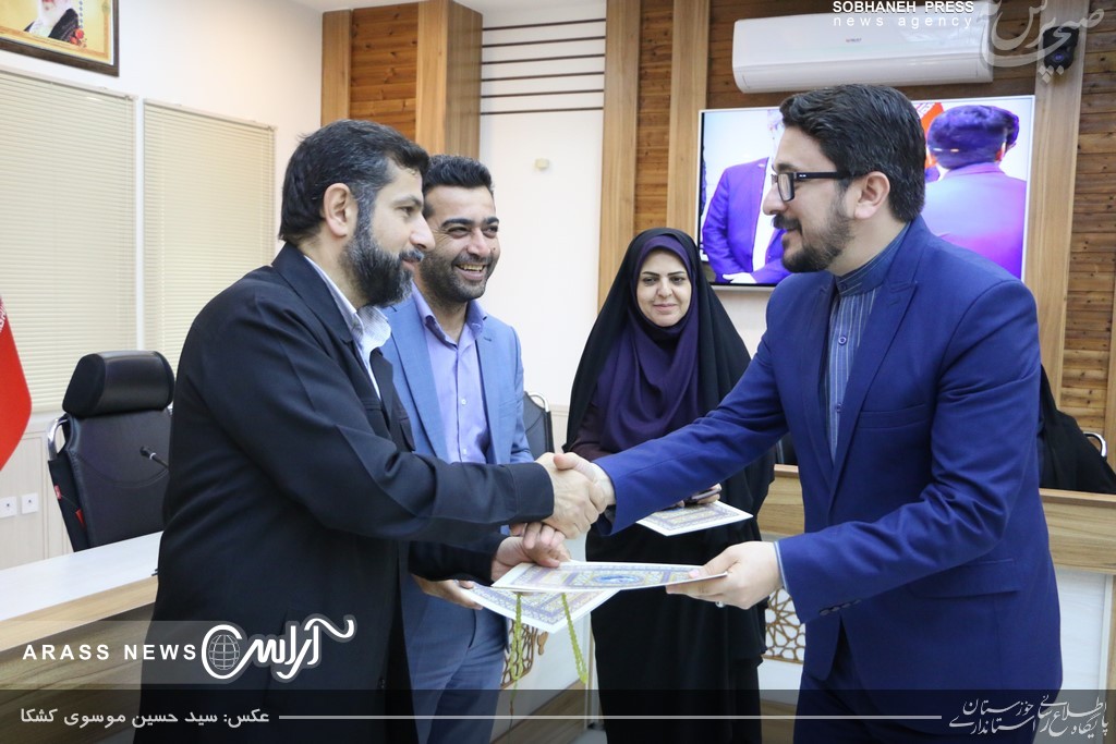 گزارش تصویری / جلسه تقدیر از نیرو های فعال روابط عمومی، حراست، امور بانوان و امور حقوقی استانداری در دوره بحران سیل