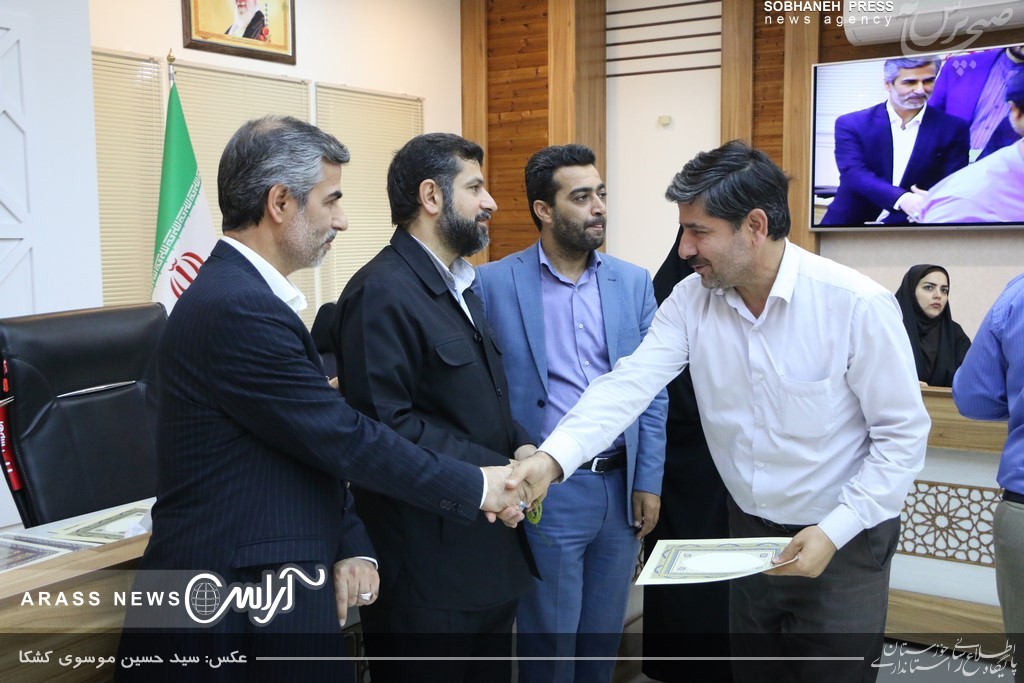 گزارش تصویری / جلسه تقدیر از نیرو های فعال روابط عمومی، حراست، امور بانوان و امور حقوقی استانداری در دوره بحران سیل