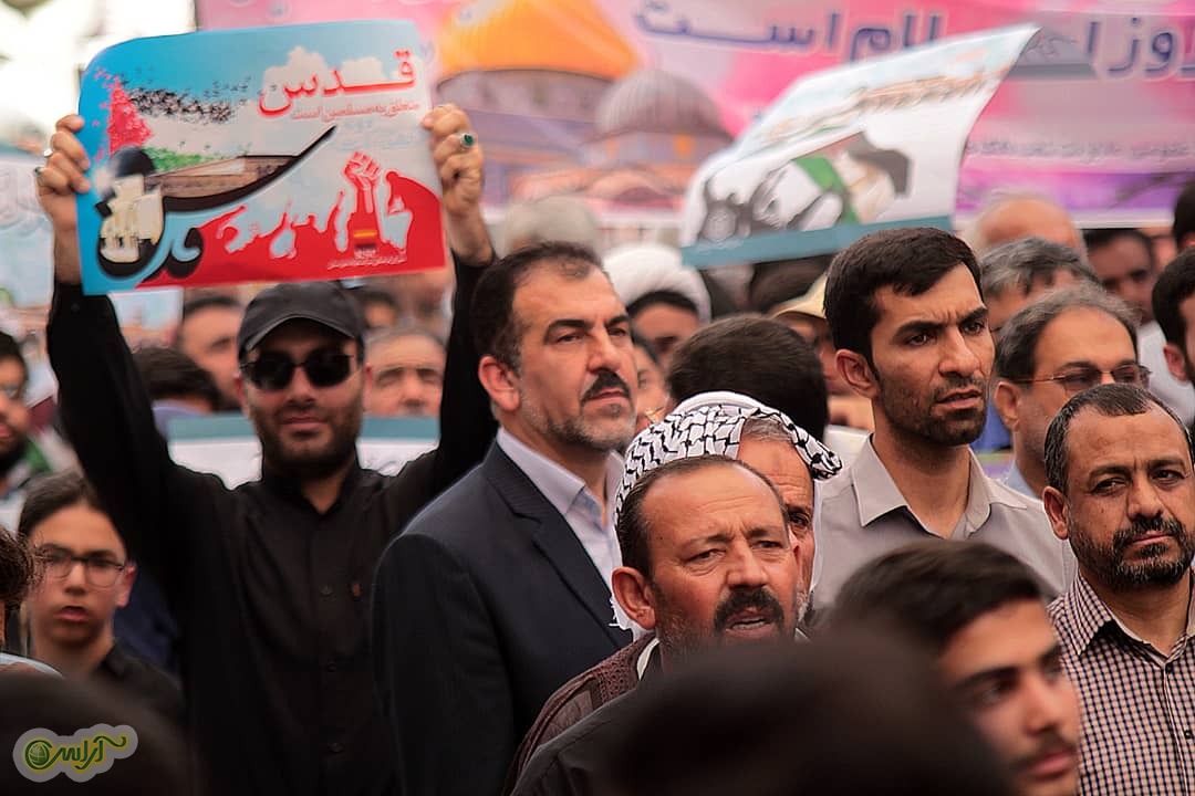 امام خمینی (ره) : روز قدس روز قدرت اسلام است  و باید روز قدس را زنده نگه داریم