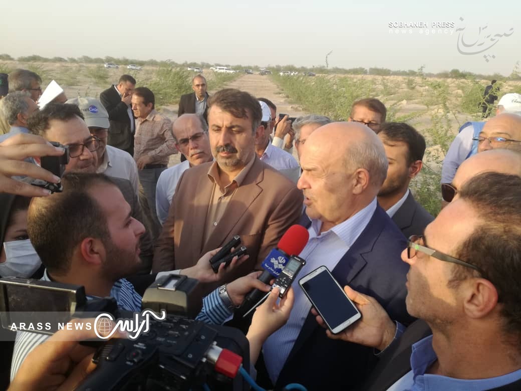 گزارش تصویری /بازدید  کلانتری، معاون رییس جمهور و رییس سازمان حفاطت محیط زیست  و کیامرث حاجی زاده، مدیر کل مدیریت بحران استانداری خوزستان  از وضعیت نهال کاری در اراضی کانونهای ریزگرد  جنوب شرق هواز