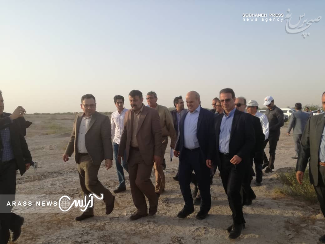 گزارش تصویری /بازدید  کلانتری، معاون رییس جمهور و رییس سازمان حفاطت محیط زیست  و کیامرث حاجی زاده، مدیر کل مدیریت بحران استانداری خوزستان  از وضعیت نهال کاری در اراضی کانونهای ریزگرد  جنوب شرق هواز