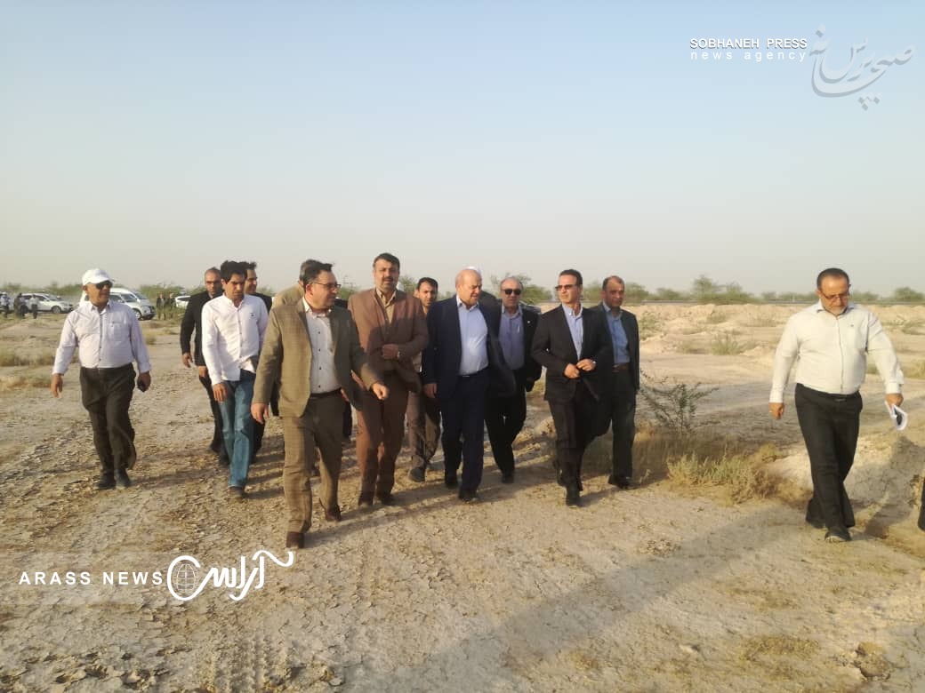 گزارش تصویری /بازدید  کلانتری، معاون رییس جمهور و رییس سازمان حفاطت محیط زیست  و کیامرث حاجی زاده، مدیر کل مدیریت بحران استانداری خوزستان  از وضعیت نهال کاری در اراضی کانونهای ریزگرد  جنوب شرق هواز