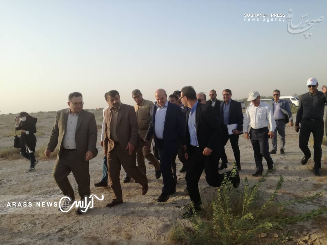 گزارش تصویری /بازدید  کلانتری، معاون رییس جمهور و رییس سازمان حفاطت محیط زیست  و کیامرث حاجی زاده، مدیر کل مدیریت بحران استانداری خوزستان  از وضعیت نهال کاری در اراضی کانونهای ریزگرد  جنوب شرق هواز