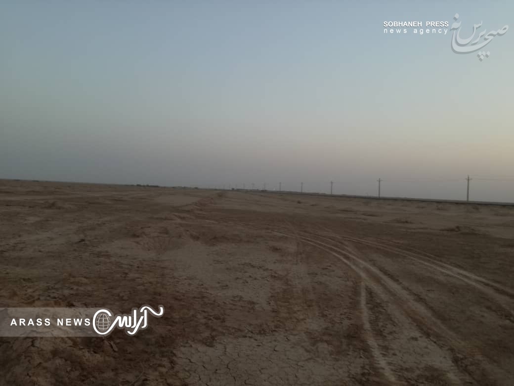 گزارش تصویری /بازدید  کلانتری، معاون رییس جمهور و رییس سازمان حفاطت محیط زیست  و کیامرث حاجی زاده، مدیر کل مدیریت بحران استانداری خوزستان  از وضعیت نهال کاری در اراضی کانونهای ریزگرد  جنوب شرق هواز