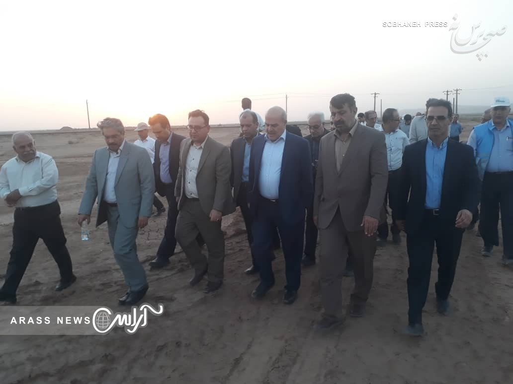 گزارش تصویری /بازدید  کلانتری، معاون رییس جمهور و رییس سازمان حفاطت محیط زیست  و کیامرث حاجی زاده، مدیر کل مدیریت بحران استانداری خوزستان  از وضعیت نهال کاری در اراضی کانونهای ریزگرد  جنوب شرق هواز