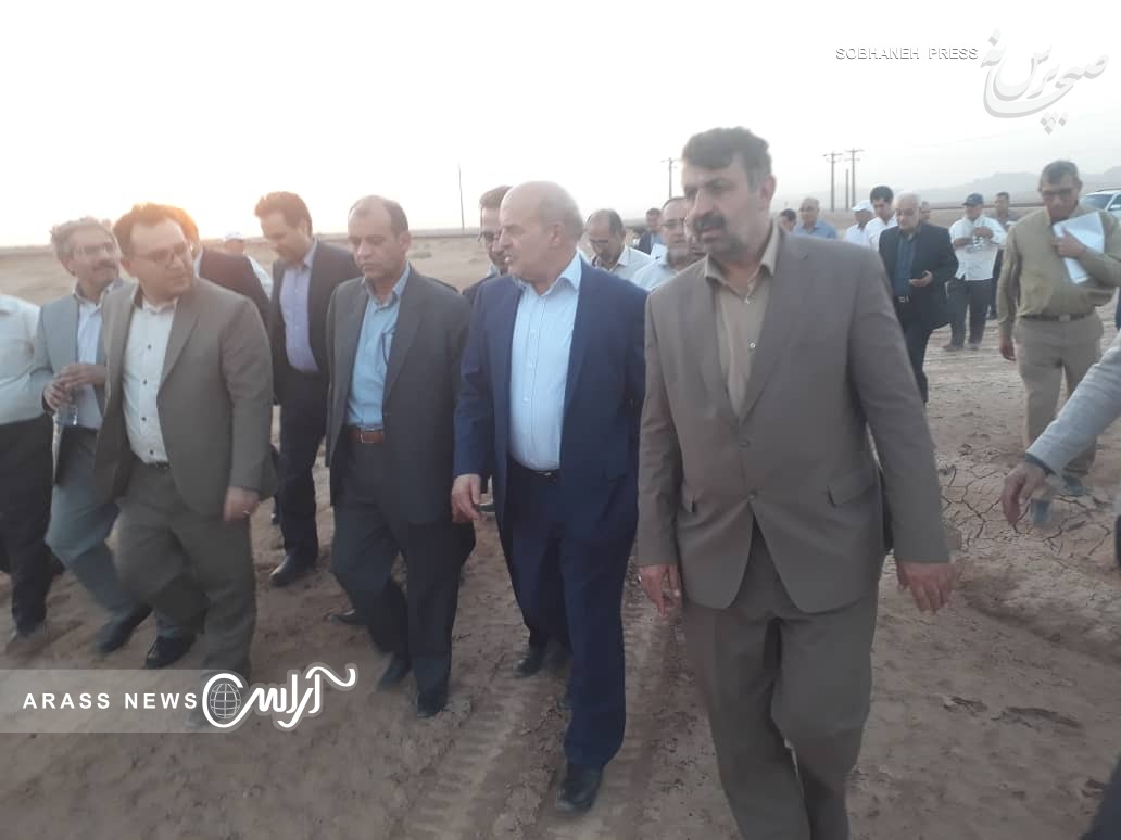گزارش تصویری /بازدید  کلانتری، معاون رییس جمهور و رییس سازمان حفاطت محیط زیست  و کیامرث حاجی زاده، مدیر کل مدیریت بحران استانداری خوزستان  از وضعیت نهال کاری در اراضی کانونهای ریزگرد  جنوب شرق هواز