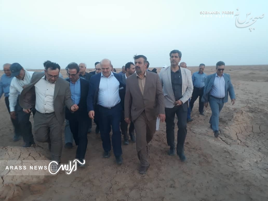 گزارش تصویری /بازدید  کلانتری، معاون رییس جمهور و رییس سازمان حفاطت محیط زیست  و کیامرث حاجی زاده، مدیر کل مدیریت بحران استانداری خوزستان  از وضعیت نهال کاری در اراضی کانونهای ریزگرد  جنوب شرق هواز