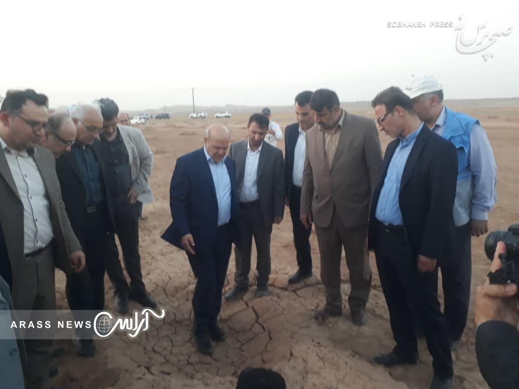 گزارش تصویری /بازدید  کلانتری، معاون رییس جمهور و رییس سازمان حفاطت محیط زیست  و کیامرث حاجی زاده، مدیر کل مدیریت بحران استانداری خوزستان  از وضعیت نهال کاری در اراضی کانونهای ریزگرد  جنوب شرق هواز