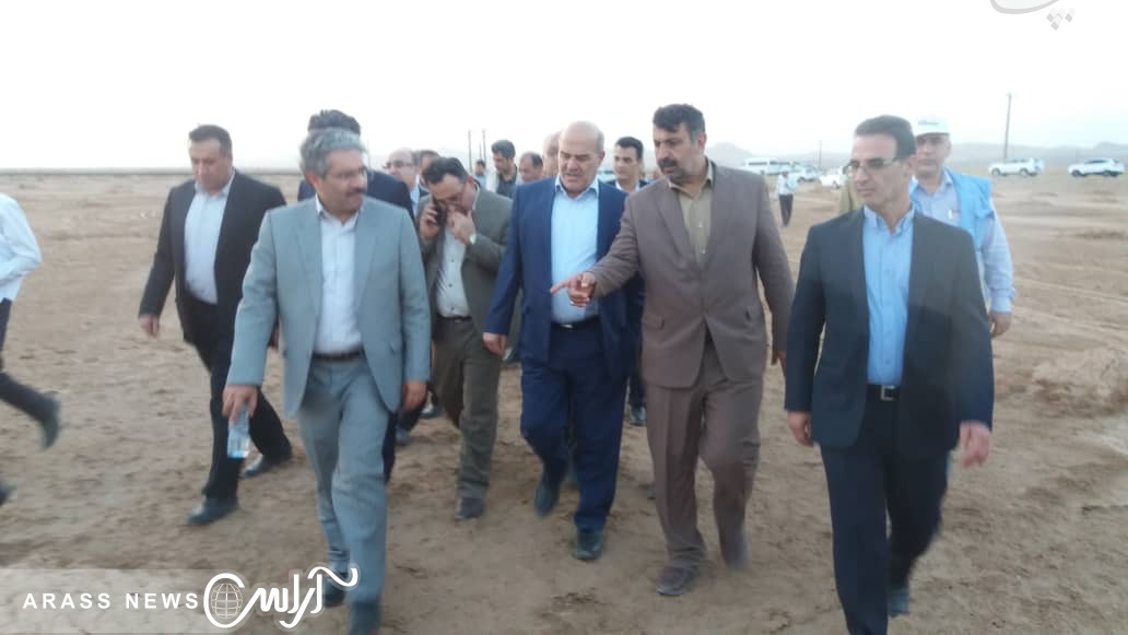 گزارش تصویری /بازدید  کلانتری، معاون رییس جمهور و رییس سازمان حفاطت محیط زیست  و کیامرث حاجی زاده، مدیر کل مدیریت بحران استانداری خوزستان  از وضعیت نهال کاری در اراضی کانونهای ریزگرد  جنوب شرق هواز
