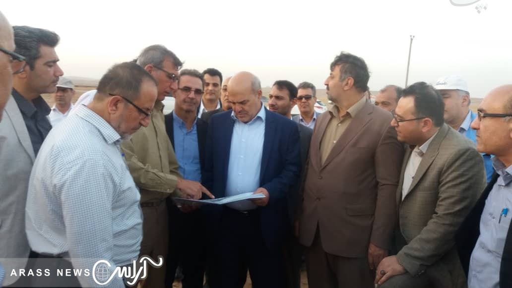 گزارش تصویری /بازدید  کلانتری، معاون رییس جمهور و رییس سازمان حفاطت محیط زیست  و کیامرث حاجی زاده، مدیر کل مدیریت بحران استانداری خوزستان  از وضعیت نهال کاری در اراضی کانونهای ریزگرد  جنوب شرق هواز