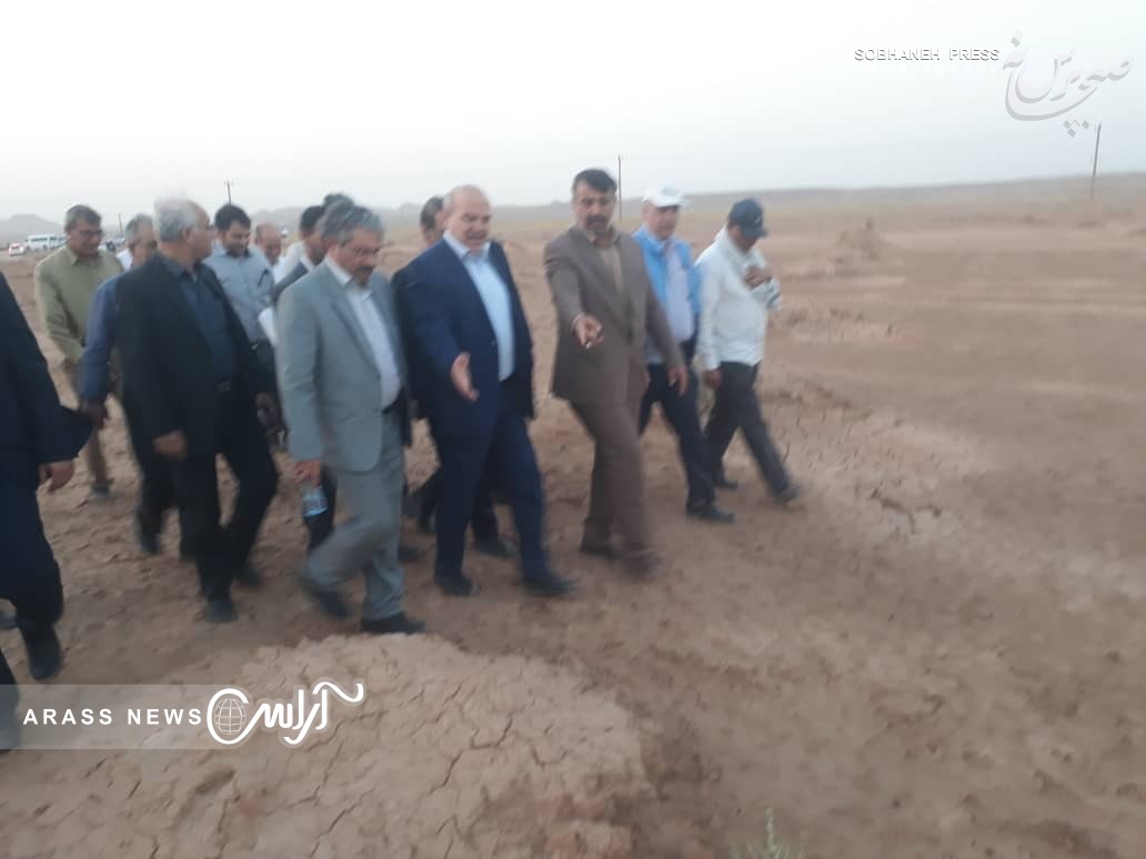 گزارش تصویری /بازدید  کلانتری، معاون رییس جمهور و رییس سازمان حفاطت محیط زیست  و کیامرث حاجی زاده، مدیر کل مدیریت بحران استانداری خوزستان  از وضعیت نهال کاری در اراضی کانونهای ریزگرد  جنوب شرق هواز