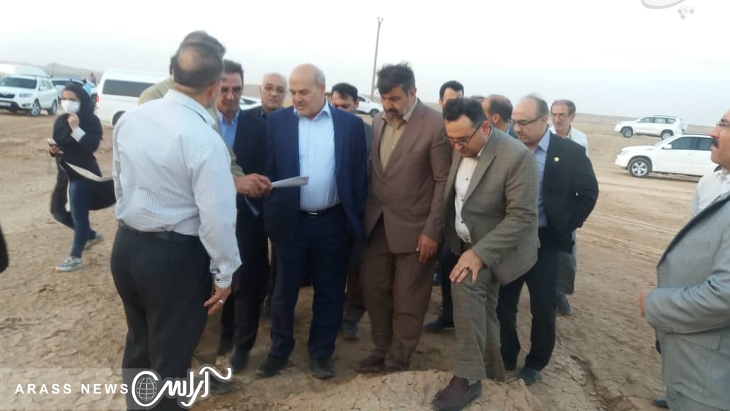 گزارش تصویری /بازدید  کلانتری، معاون رییس جمهور و رییس سازمان حفاطت محیط زیست  و کیامرث حاجی زاده، مدیر کل مدیریت بحران استانداری خوزستان  از وضعیت نهال کاری در اراضی کانونهای ریزگرد  جنوب شرق هواز