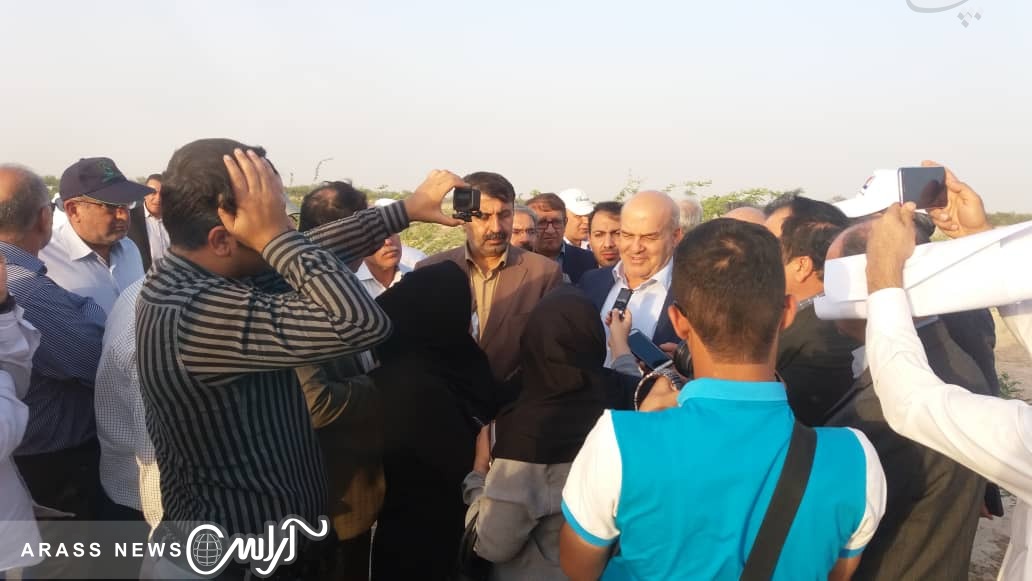 گزارش تصویری /بازدید  کلانتری، معاون رییس جمهور و رییس سازمان حفاطت محیط زیست  و کیامرث حاجی زاده، مدیر کل مدیریت بحران استانداری خوزستان  از وضعیت نهال کاری در اراضی کانونهای ریزگرد  جنوب شرق هواز