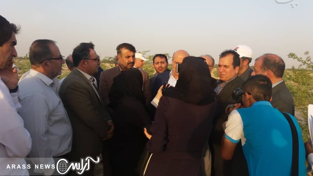 گزارش تصویری /بازدید  کلانتری، معاون رییس جمهور و رییس سازمان حفاطت محیط زیست  و کیامرث حاجی زاده، مدیر کل مدیریت بحران استانداری خوزستان  از وضعیت نهال کاری در اراضی کانونهای ریزگرد  جنوب شرق هواز