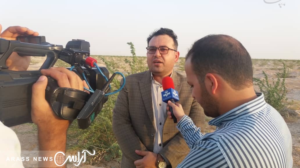 گزارش تصویری /بازدید  کلانتری، معاون رییس جمهور و رییس سازمان حفاطت محیط زیست  و کیامرث حاجی زاده، مدیر کل مدیریت بحران استانداری خوزستان  از وضعیت نهال کاری در اراضی کانونهای ریزگرد  جنوب شرق هواز