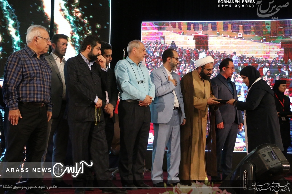 گزارش تصویری / حضور استاندار خوزستان در مراسم جشن پایانی طرح استانی جوانه‌ها و بورسیه دانش آموزان مناطق محروم