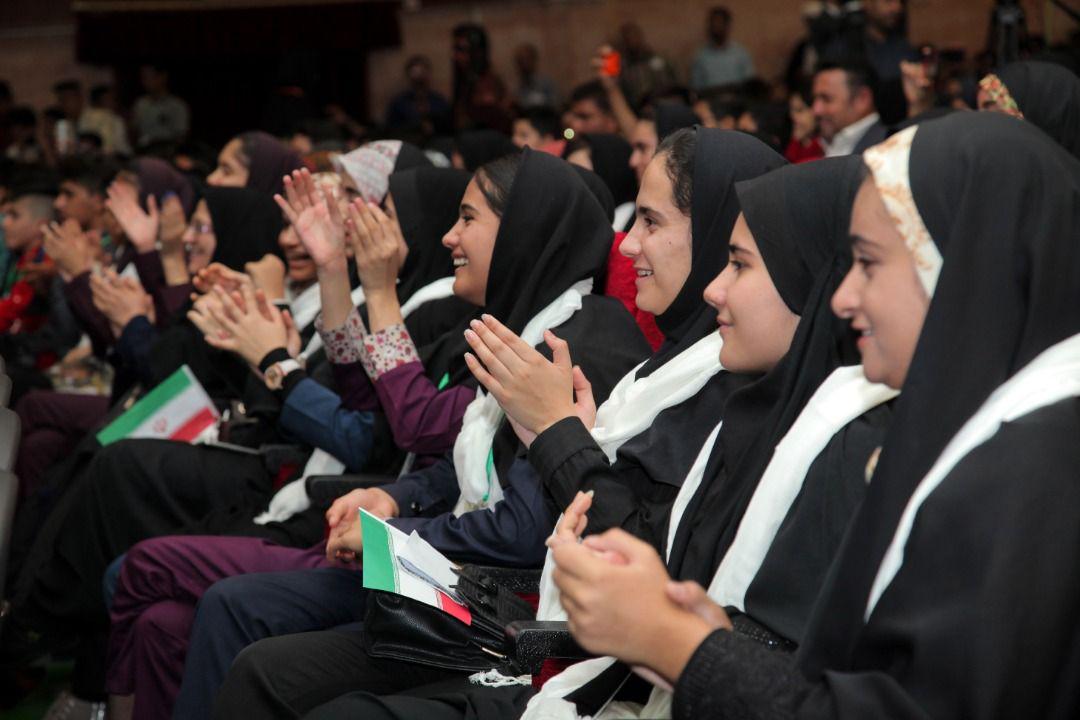 هدیه یک میلیون تومانی برای دانش‌آموزان کم‌ برخوردار خوزستان/ نه به تبعیض نژادی