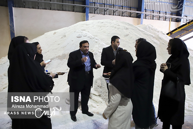 گزارش تصویری/ جمعی از خبرنگاران و اصحاب رسانه خوزستان به مناسبت 21 مردادماه، روز ملی حمایت از صنایع کوچک، از دو واحد تولیدی در شهرک صنعتی شماره 2 اهواز بازدید کردند.