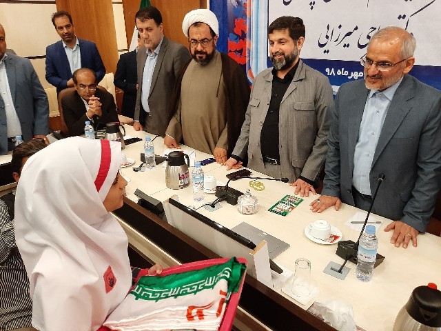 تجلیل وزیر آموزش و پرورش از دانش آموز اهل لالی که بر پرچم ایــران بوسه زد